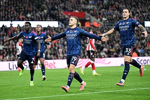 قطار الجانرز يتوقف.. سندرلاند يسقط أرسنال بفخ التعادل في الدوري الإنجليزي